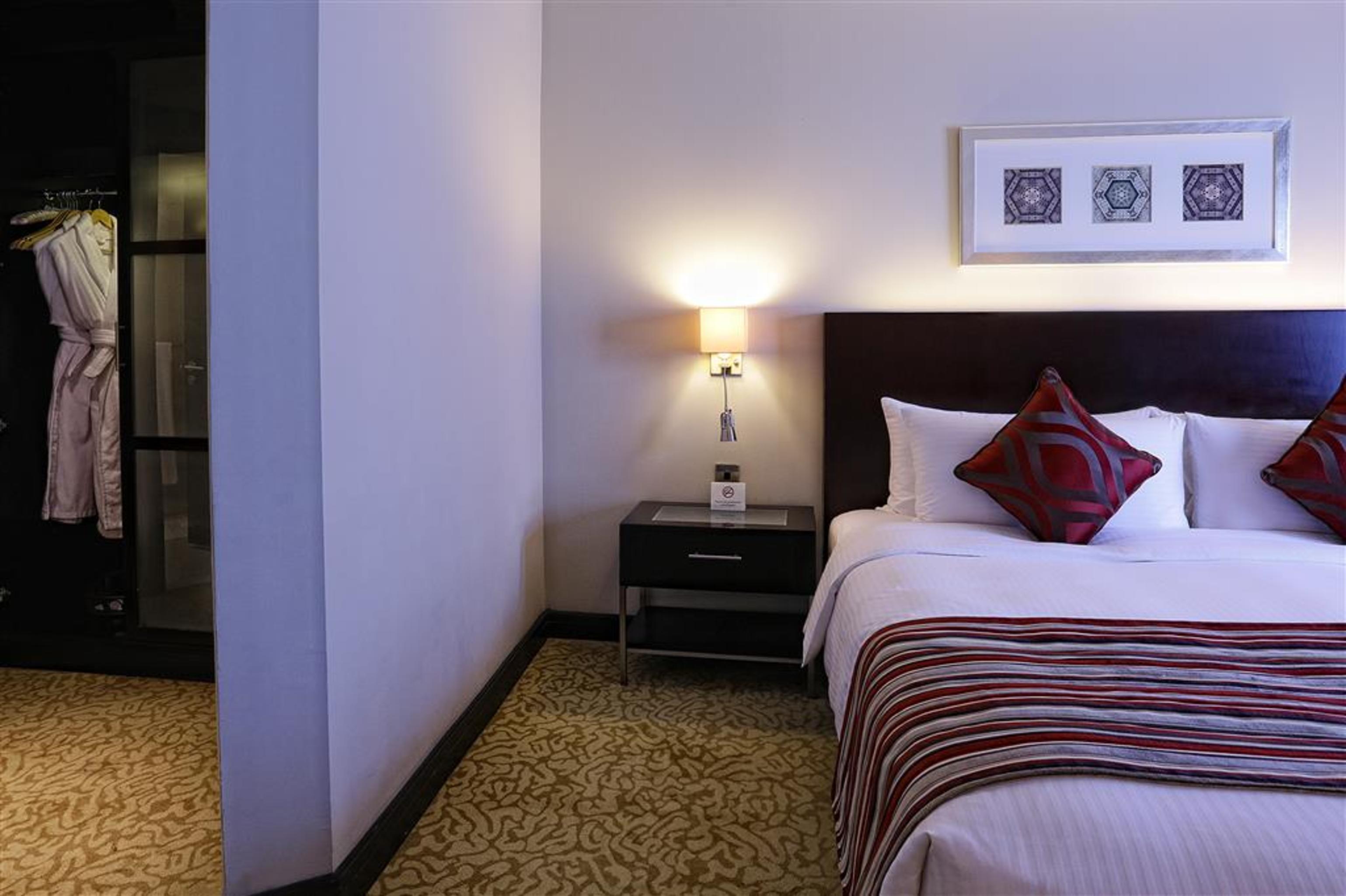 Отель Ramada Plaza By Wyndham Dubai Deira Номер фото