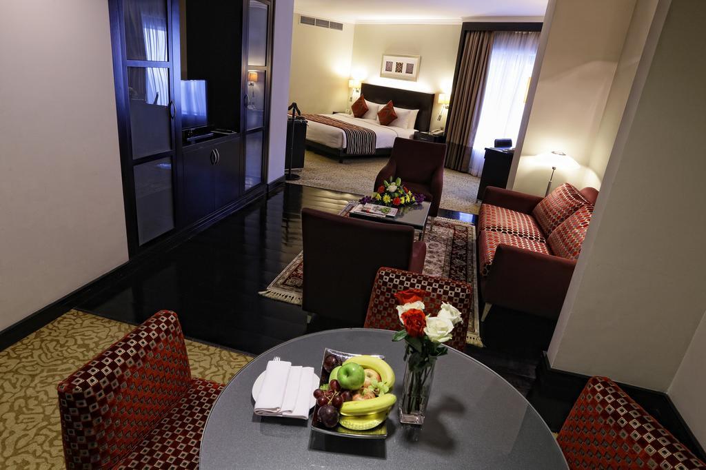 Отель Ramada Plaza By Wyndham Dubai Deira Экстерьер фото