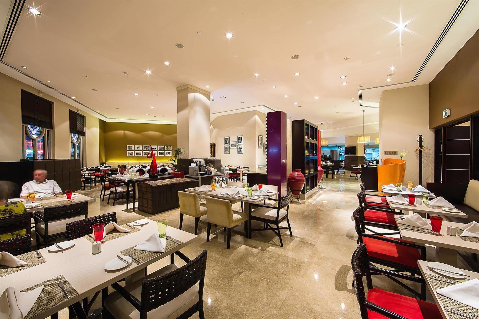 Отель Ramada Plaza By Wyndham Dubai Deira Ресторан фото